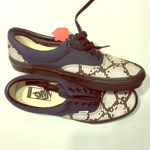 NEW Vans Snake Print Size 8.5/10